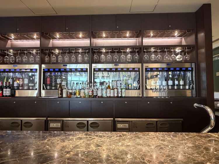 ワインセラーがあり、新郎新婦からゲストにお酒を振る舞う事例など紹介いただいた。