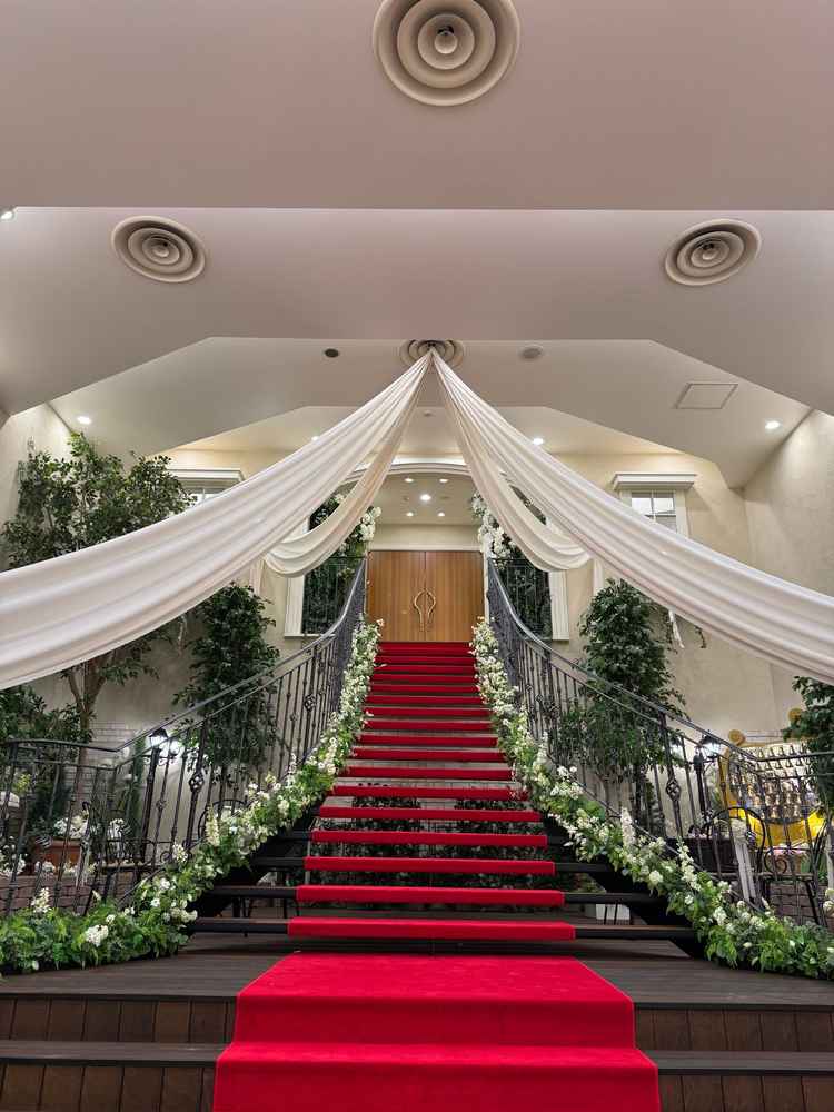 おしゃれな階段。室内でもガーデン的な要素があり、フラワーシャワーも階段でできるのが魅力的です。