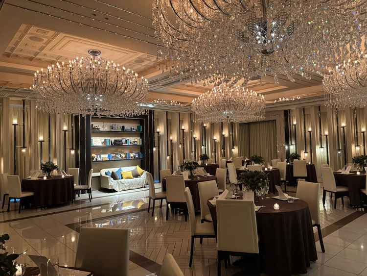 披露宴会場の写真。どこから撮ってもシャンデリアが綺麗に映りました。