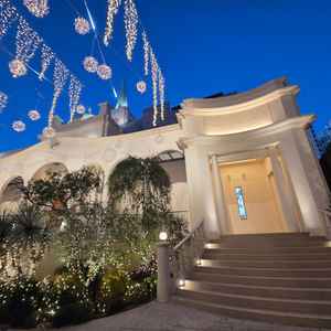 チャペルの外観。夜はいつでもライトアップしているらしく夜間の挙式やゲストが帰宅する際も綺麗な景色。