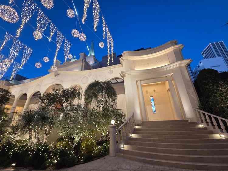 チャペルの外観。夜はいつでもライトアップしているらしく夜間の挙式やゲストが帰宅する際も綺麗な景色。