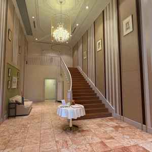 披露宴会場前のウェルカムスペース。自由に飾り付けをでき、トイレも併設されているため利便性が高い。