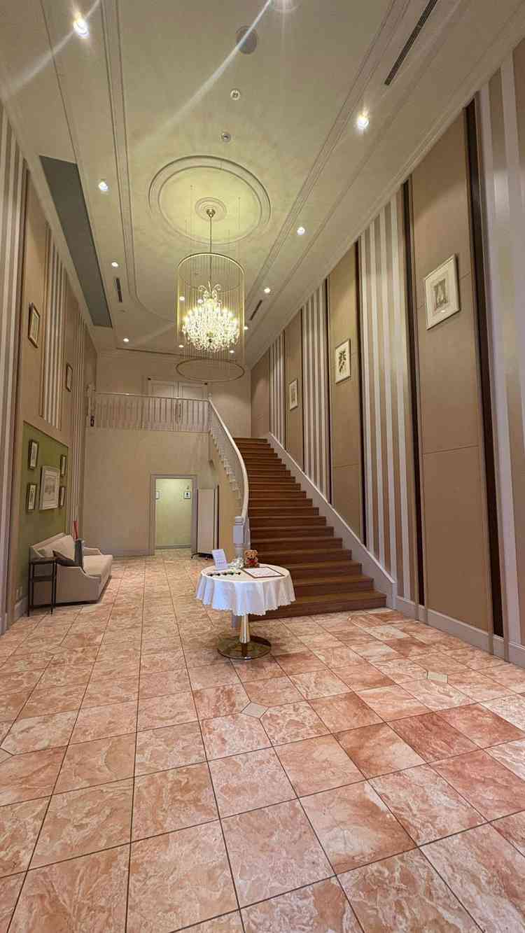 披露宴会場前のウェルカムスペース。自由に飾り付けをでき、トイレも併設されているため利便性が高い。