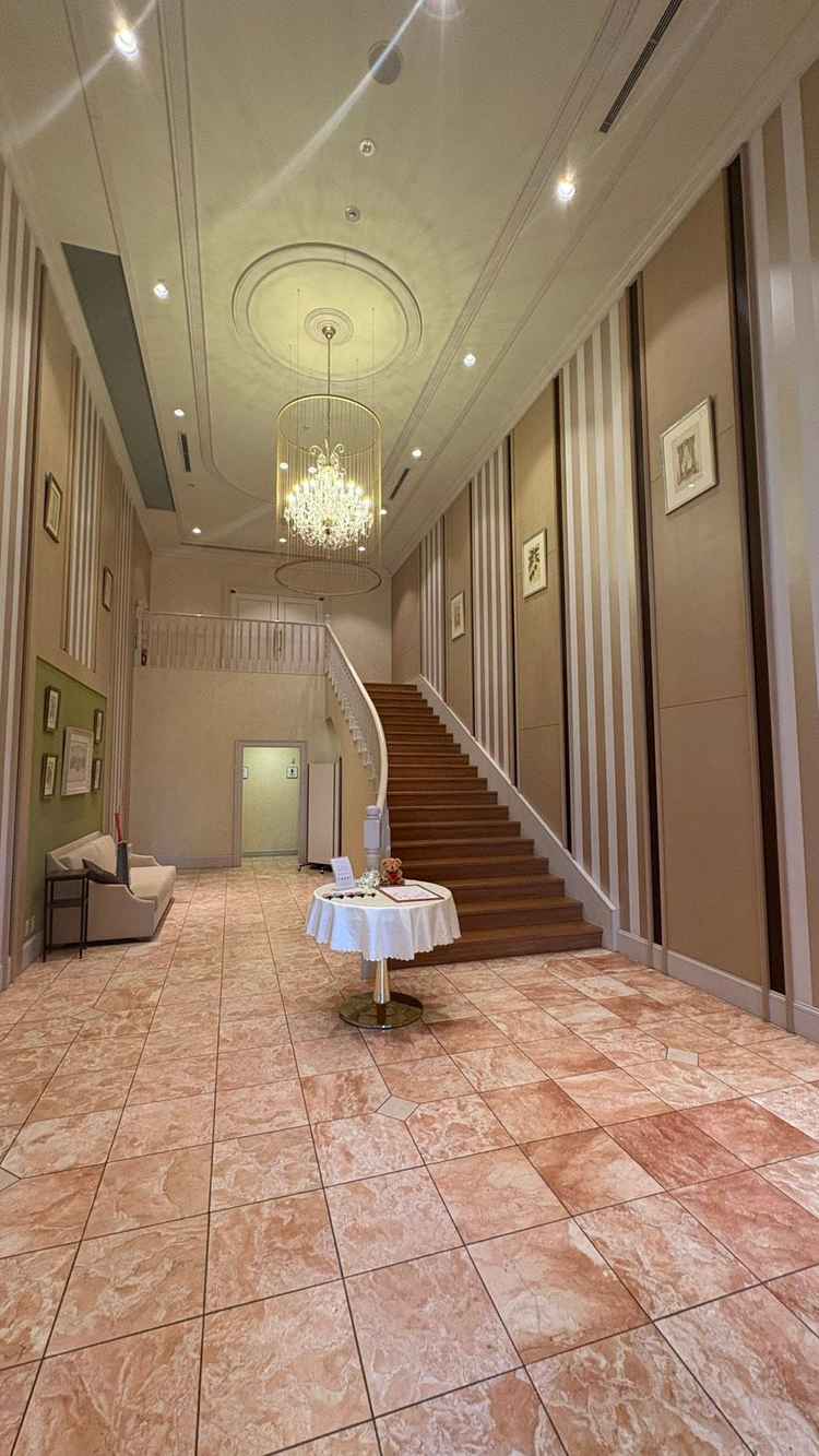 披露宴会場前のウェルカムスペース。自由に飾り付けをでき、トイレも併設されているため利便性が高い。