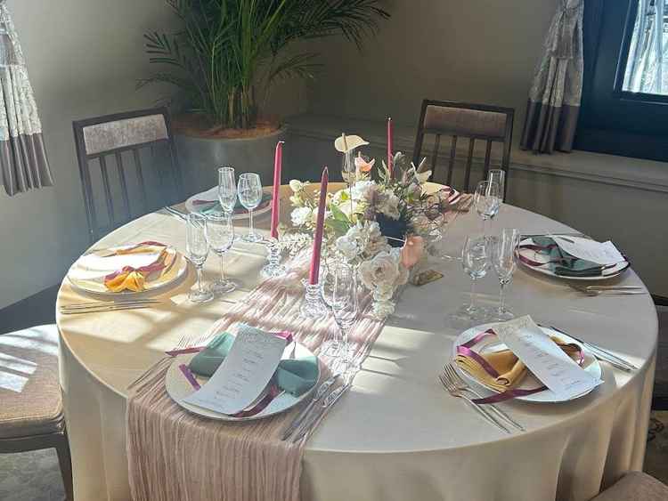 披露宴会場のテーブルの写真。