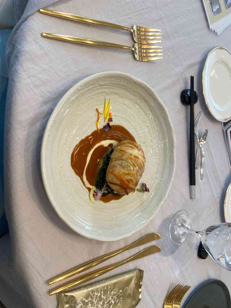 カレイをパイ包みにした料理。中の魚は暖かさが保たれており、とても美味しかった。