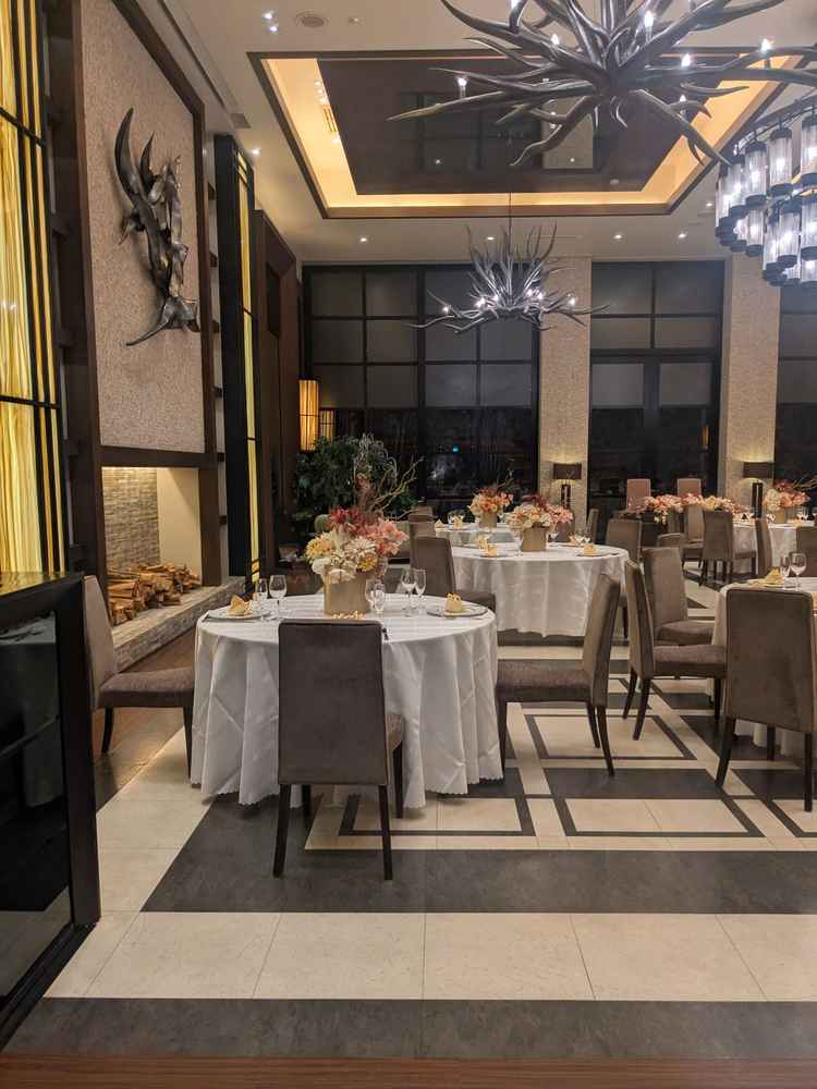 宴会場。他にももう1つあるそうで、こちらは石造りをイメージした部屋とのこと。