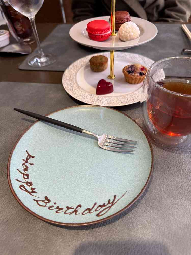 誕生日当日にブライダルフェアに参加した。サプライズでデザートプレートにメッセージが。心遣いが嬉しい