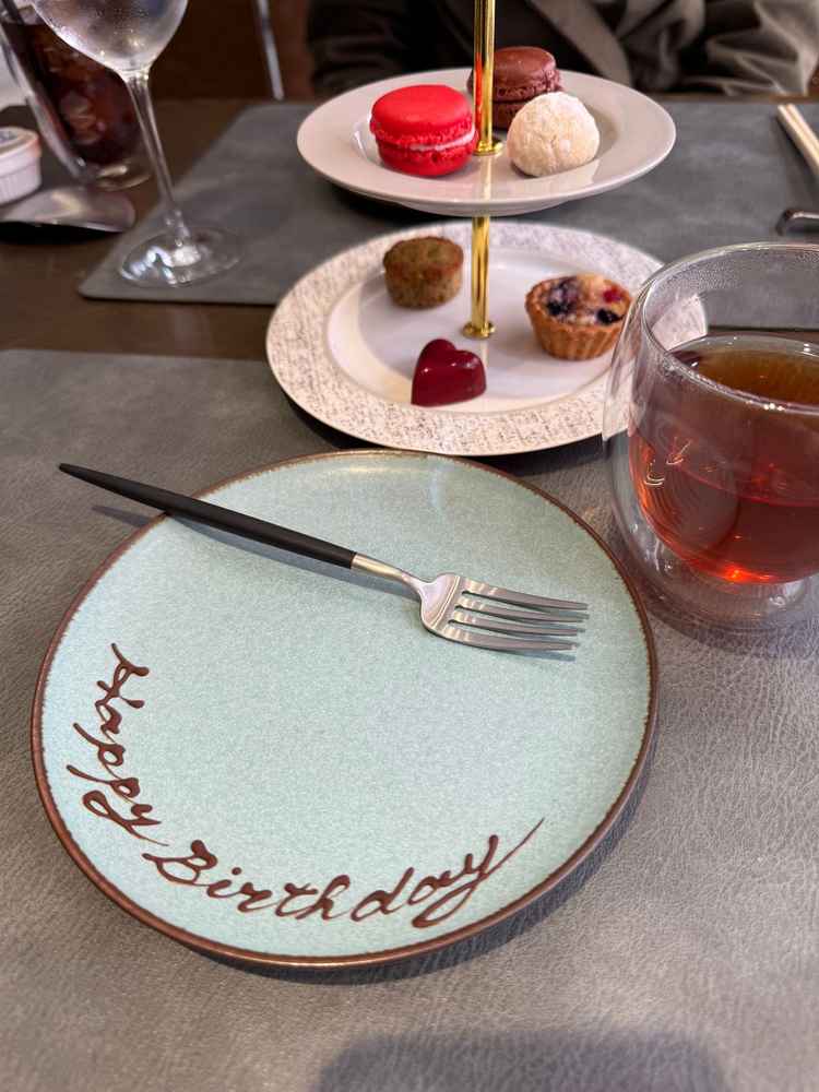 誕生日当日にブライダルフェアに参加した。サプライズでデザートプレートにメッセージが。心遣いが嬉しい