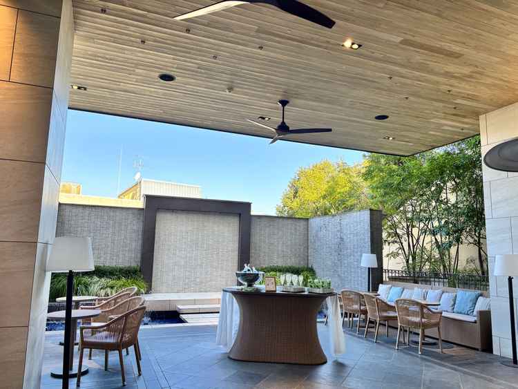 披露宴会場の待合スペースでフォトブーストなるような壁やオシャレなソファー・テーブルがありました。