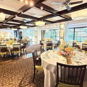 披露宴会場。天井が低いからか、落ち着く雰囲気がありました。