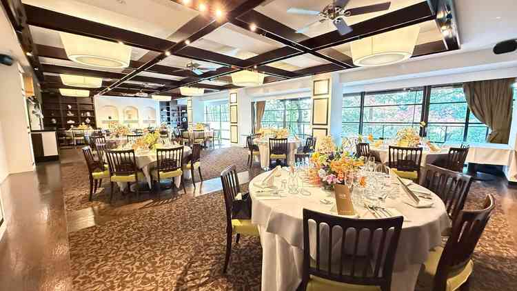 披露宴会場。天井が低いからか、落ち着く雰囲気がありました。