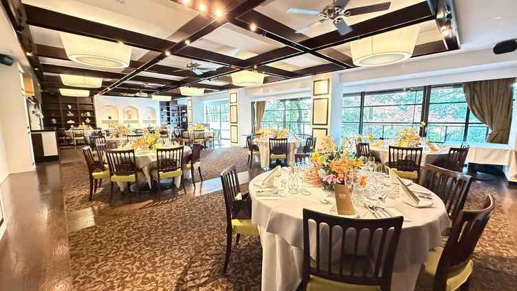 披露宴会場。天井が低いからか、落ち着く雰囲気がありました。