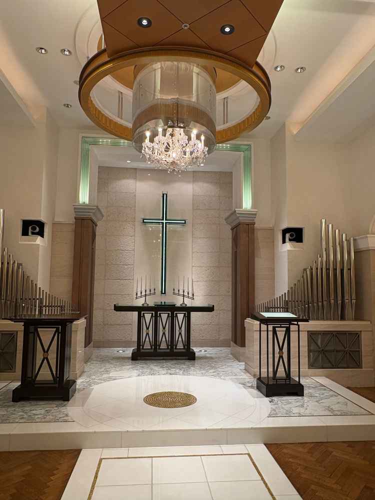 生演奏を聴きながら見学させていただいたチャペル。音の響きが綺麗でした。