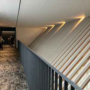 階段付近も光と影も相まって、写真映えする建築美でした。