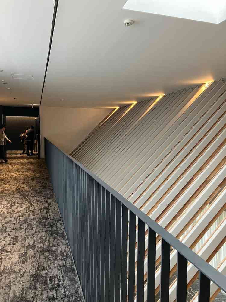 階段付近も光と影も相まって、写真映えする建築美でした。