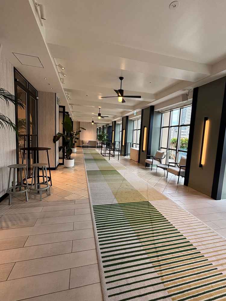 披露宴会場「レイ」のウェルカムスペース。挙式と披露宴の間にゲストと写真が撮れるのが良い。