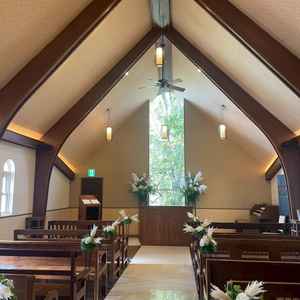 チャペルです。いい意味で古い感じも残っていて、椅子も一つ一つ違ってこだわりがありました。