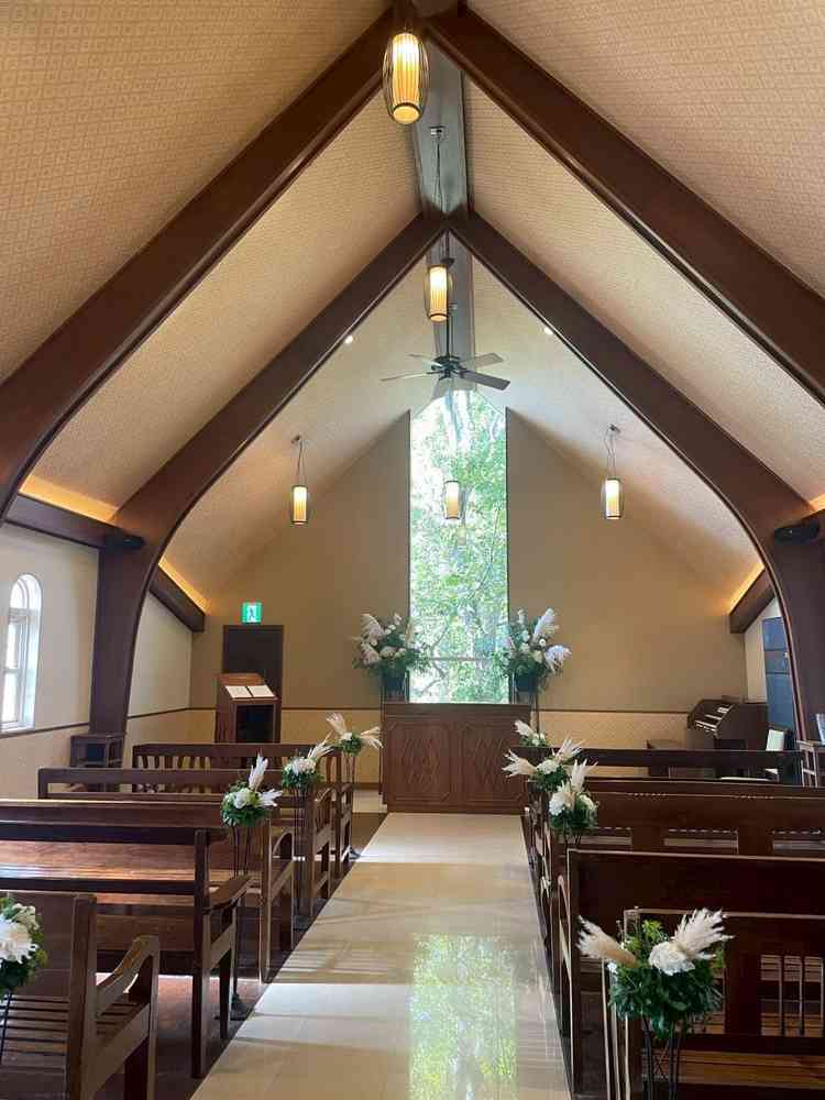 チャペルです。いい意味で古い感じも残っていて、椅子も一つ一つ違ってこだわりがありました。