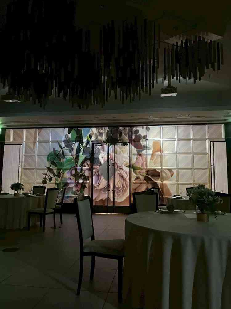 披露宴会場。扉と壁がスクリーン代わりになり、迫力のある映像演出が可能です。