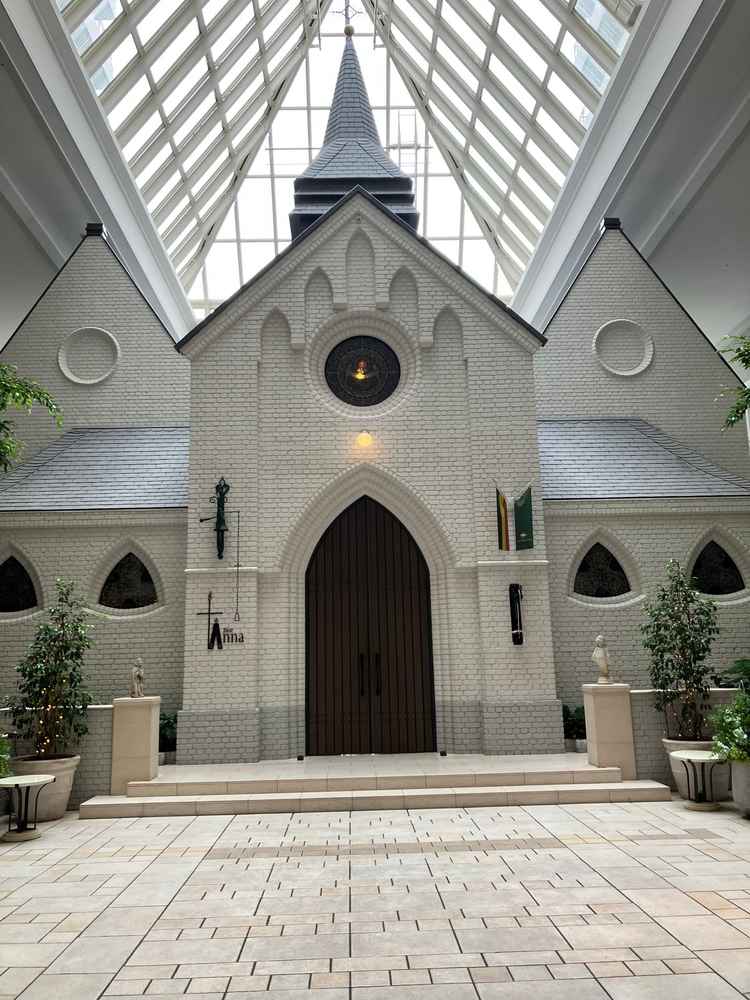 建物内に独立型のチャペルがありました。天井が高く開放感があります。