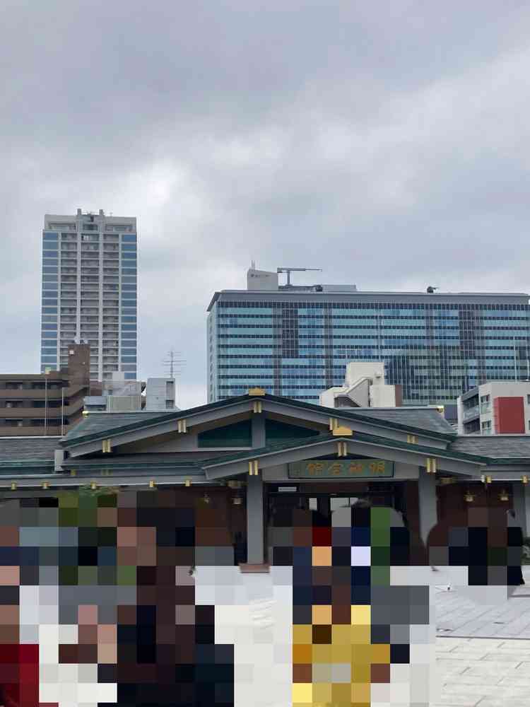 明神会館です。参列の儀がこちらからスタート、整備されていて歩きやすく日もよく当たる明るい雰囲気です。