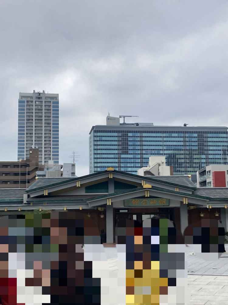 明神会館です。参列の儀がこちらからスタート、整備されていて歩きやすく日もよく当たる明るい雰囲気です。