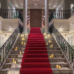 チャペルまでの階段です。余り広くはないですが、逆にそれがゲストとの近さを感じれて素敵だと思いました。