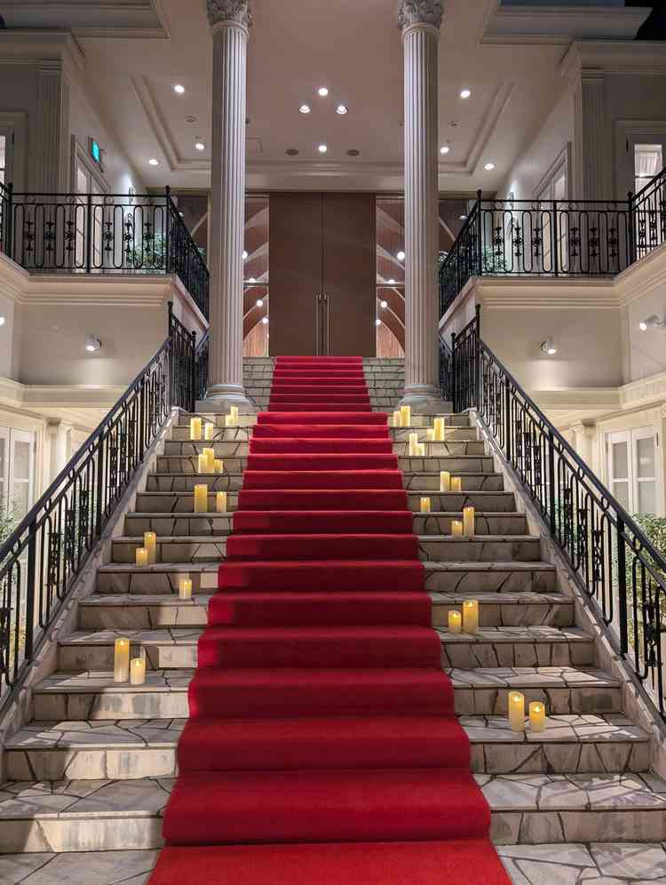 チャペルまでの階段です。余り広くはないですが、逆にそれがゲストとの近さを感じれて素敵だと思いました。