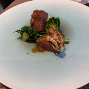 試食。同じメニューでも、違うお皿の色で出していただき、印象の違いを比較することができました。