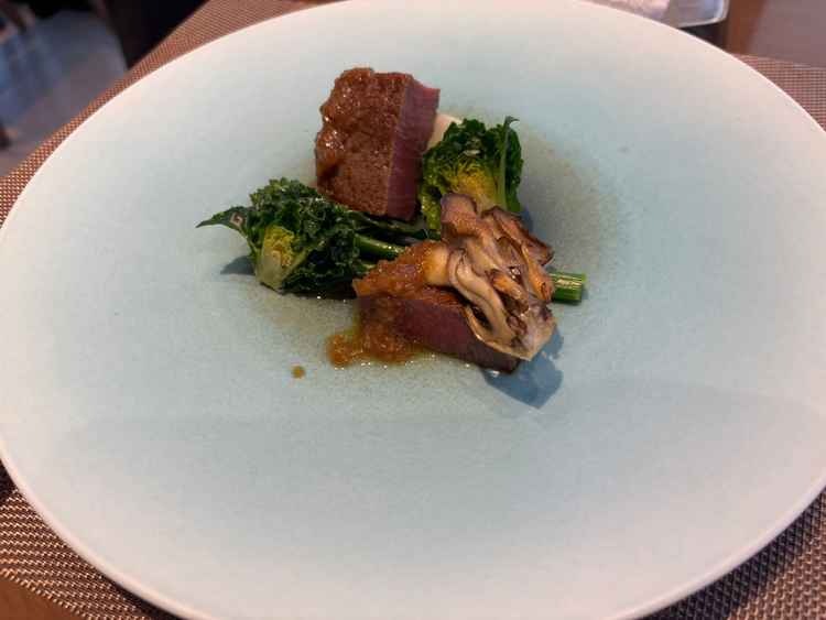 試食。同じメニューでも、違うお皿の色で出していただき、印象の違いを比較することができました。