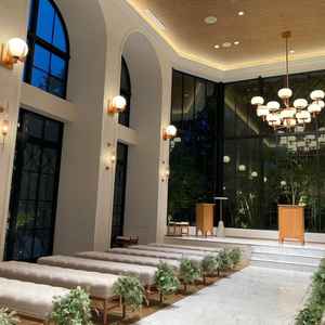 白と緑を基調としたチャペル。