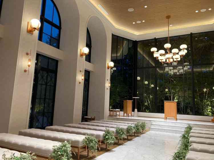 白と緑を基調としたチャペル。