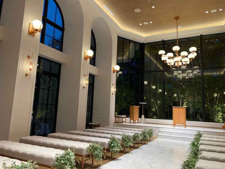 白と緑を基調としたチャペル。