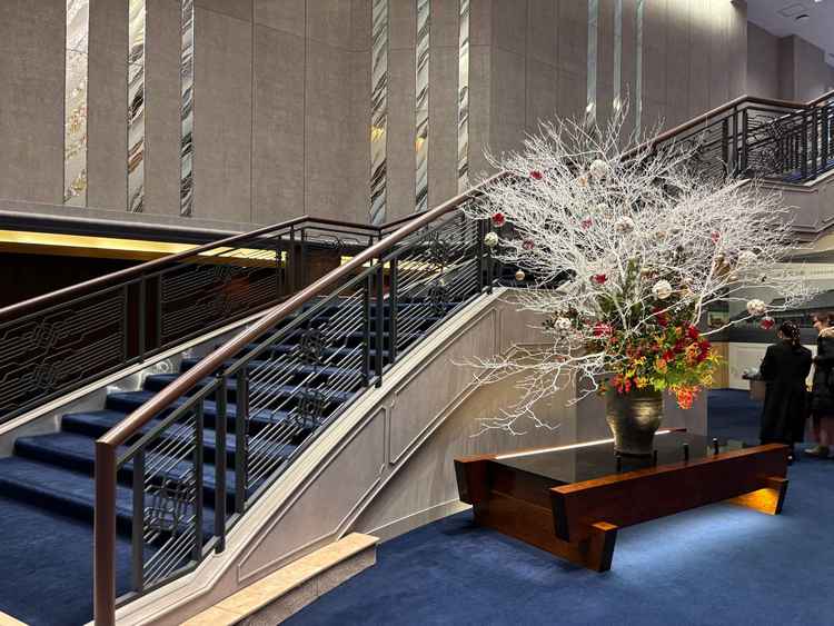 ブルーを基調とした階段。こちらでお写真はマストで撮影いただけるとのこと。シックなお写真が撮れそうです