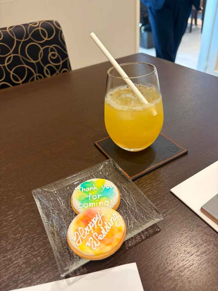 ウェルカムドリンクとお茶菓子です