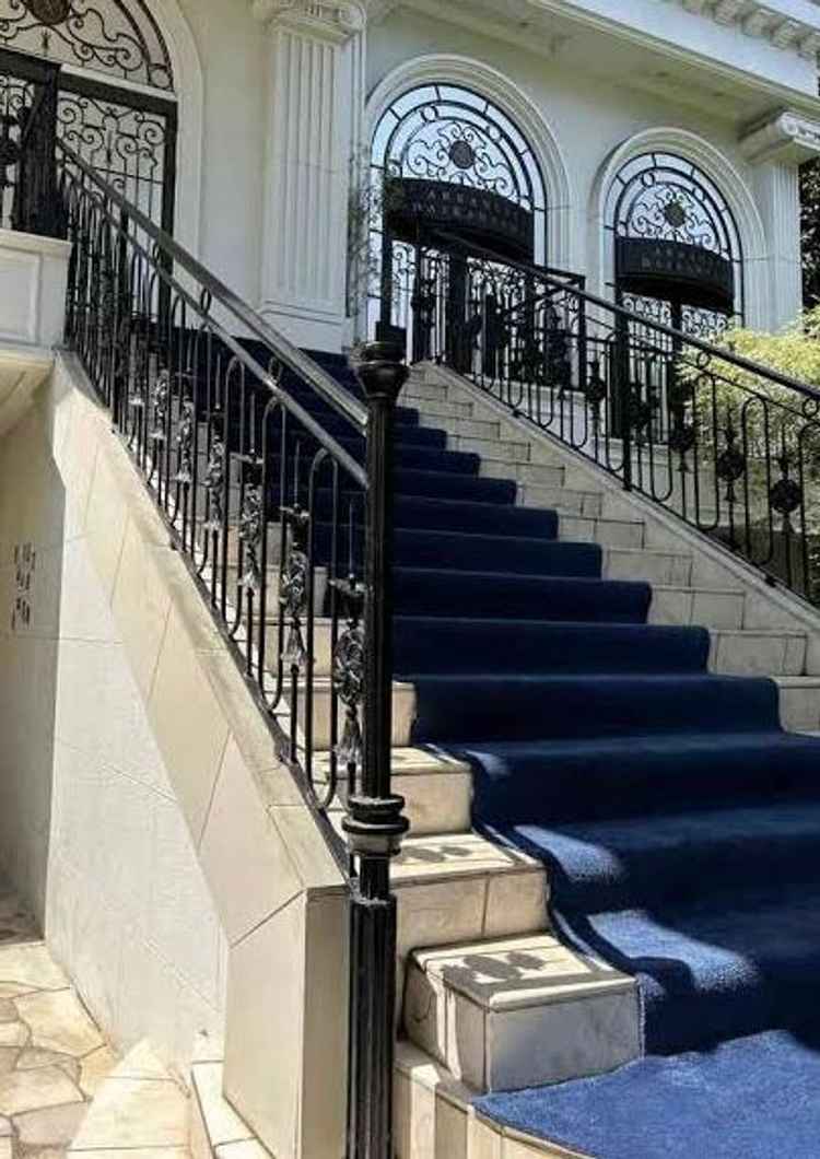 入口はブルーの絨毯が敷かれた大階段があり、ドレスでの写真が映えそうでした。