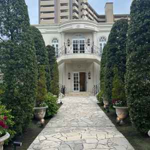 会場入り口にはサロンが位置しており、左右にそれぞれ式場が1つずつ配置されており、海外風のデザイン。