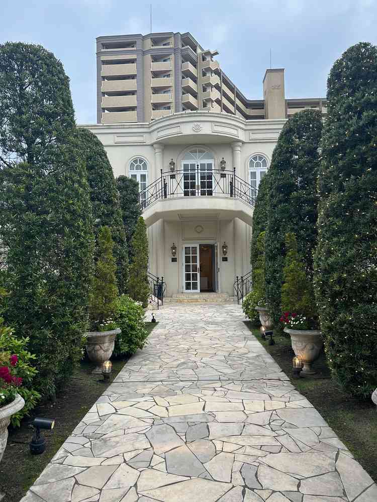 会場入り口にはサロンが位置しており、左右にそれぞれ式場が1つずつ配置されており、海外風のデザイン。