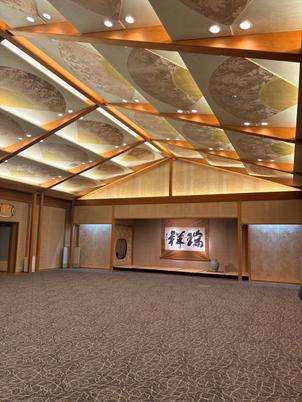 天井が高く開放感があり、格式を感じられる華やかな会場でした