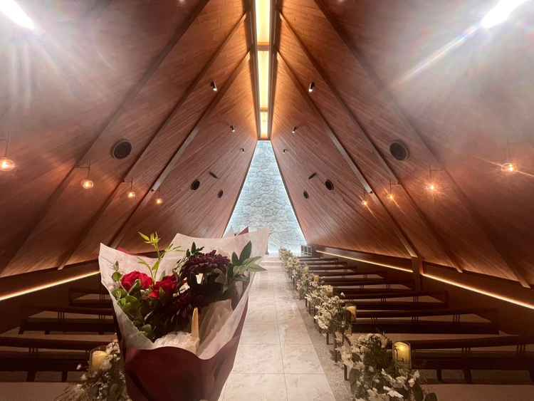 近年リニューアルされた温かみのある木目のチャペル。