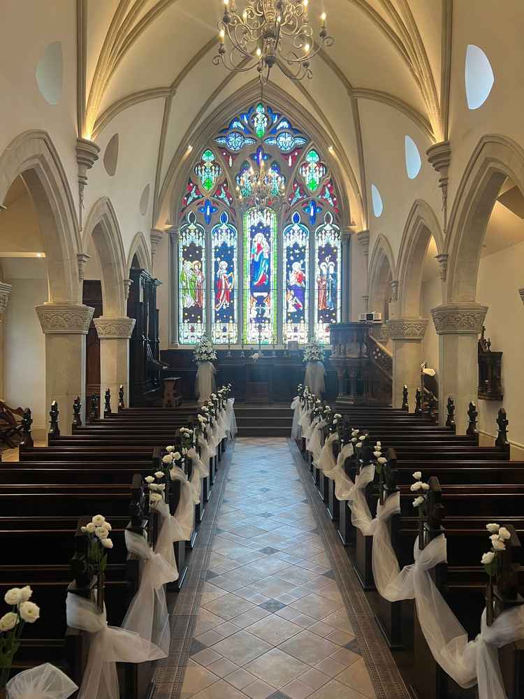 教会②です。①とは年代が違うため、ガラッと雰囲気が変わりました。日本最大級のステンドグラスです。