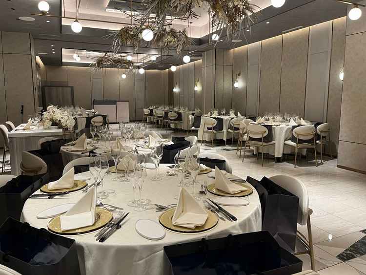 白が基調で飾り付けの色でいろいろ雰囲気が変えられそうなのがよかったです。