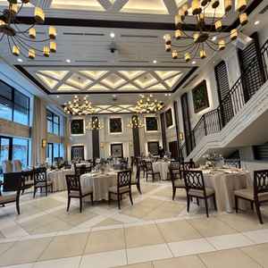 披露宴会場。リゾート風でとてもおしゃれでした。天井がかなり高くなっており、開放感があるのも良かった。