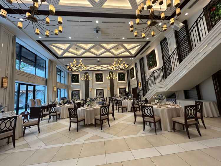 披露宴会場。リゾート風でとてもおしゃれでした。天井がかなり高くなっており、開放感があるのも良かった。