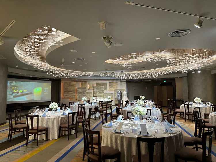 こちらの披露宴会場は、会場の作りが円になっていて珍しかったです。