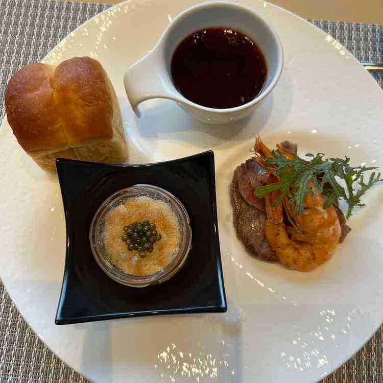 試食の写真。特に左下の、キャビアが添えられたサーモンとホタテのタルタルが絶品でした。