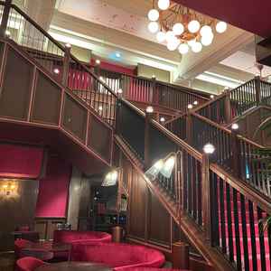 エントランスの大階段。ゲストが来館されたら、ここで飲み物を楽しみながら待つことができる。