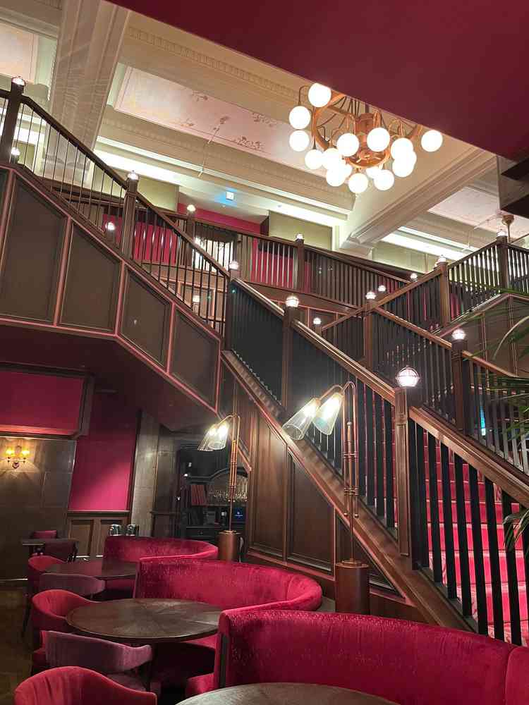 エントランスの大階段。ゲストが来館されたら、ここで飲み物を楽しみながら待つことができる。