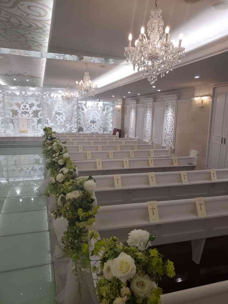 白を基調とした素敵なチャペルで可愛らしい印象のチャペルでした。